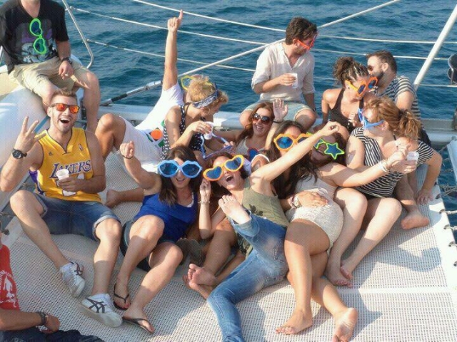 Chicos tumbados en un barco tomando el sol